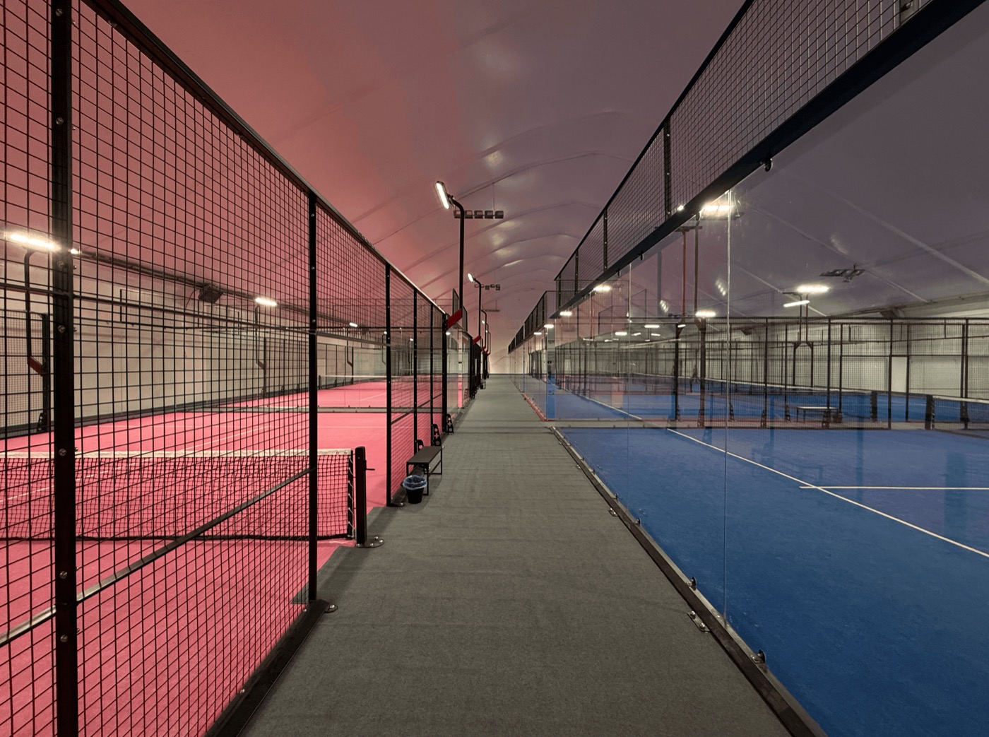 Крытые корты PADEL PARK с синей и розовой зонами